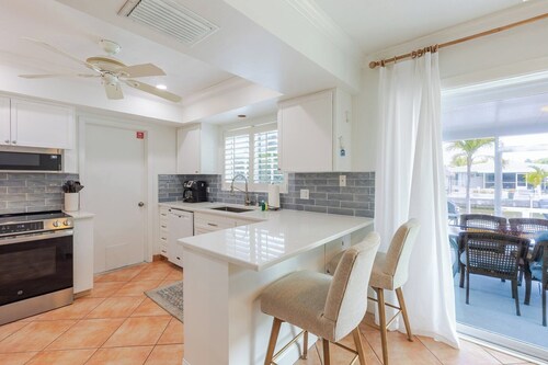 Salty Sunsets updated 3bed/2bath single family home with private pool & dockage