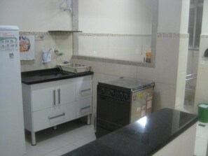 Kühlschrank, Herdplatte, Mixer, Kochgeschirr/Geschirr/Besteck