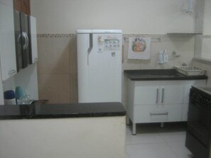 Kühlschrank, Herdplatte, Mixer, Kochgeschirr/Geschirr/Besteck