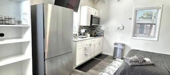 NEW! Studio near beaches! "Pineapple" Sweet Tart on King