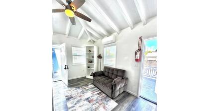 Walk to the beach! Sweet Tart on King“Guava” 2BR