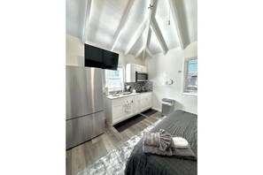 6 bedrooms, iron/ironing board, WiFi, bed sheets