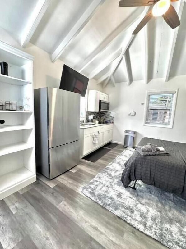 6 bedrooms, iron/ironing board, WiFi, bed sheets