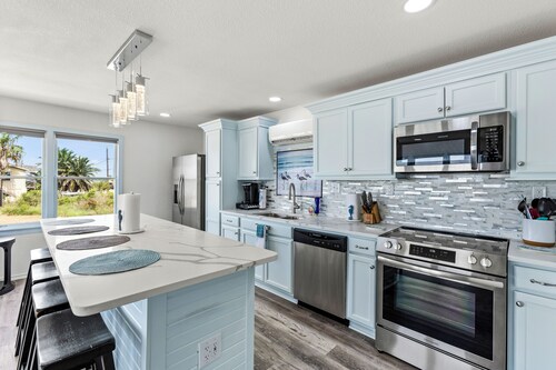 Cozy Waterfront Getaway for 2! Green Fishing Light! Amazing Views!