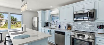 Cozy Waterfront Getaway for 2! Green Fishing Light! Amazing Views!