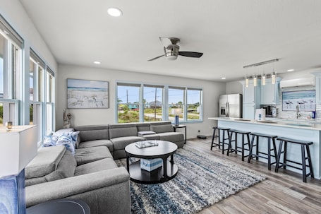 Smart TV, fireplace. Cozy Waterfront Getaway for 2! Green Fishing Light! Amazing Views!
