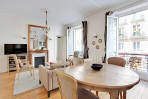 Dining - NESTLED IN THE PRESTIGIOUS 7TH NEXT TO THE ICONIC RUE CLER & WALKING TO EIFFEL (Paris)