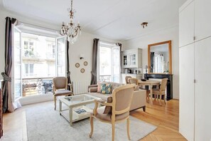 TV - NESTLED IN THE PRESTIGIOUS 7TH NEXT TO THE ICONIC RUE CLER & WALKING TO EIFFEL (Paris)