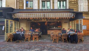 Outdoor dining - NESTLED IN THE PRESTIGIOUS 7TH NEXT TO THE ICONIC RUE CLER & WALKING TO EIFFEL (Paris)