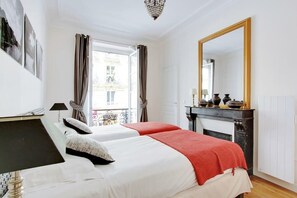 2 bedrooms, desk, iron/ironing board, free WiFi - NESTLED IN THE PRESTIGIOUS 7TH NEXT TO THE ICONIC RUE CLER & WALKING TO EIFFEL (Paris)