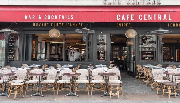 Outdoor dining - NESTLED IN THE PRESTIGIOUS 7TH NEXT TO THE ICONIC RUE CLER & WALKING TO EIFFEL (Paris)
