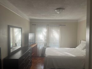 1 dormitorio, tabla de planchar con plancha, wifi y ropa de cama