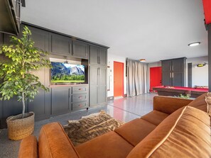 Smart TV, videojuegos, futbolito, libros