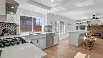 Een koelkast, een magnetron, een oven, een kookplaat