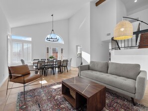 Älytelevisio, videopelejä, pöytäjalkapallopöytä, kirjoja