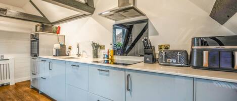 Frigorífico, microondas, horno y placa de cocina