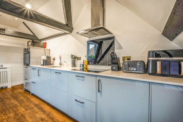 Kühlschrank, Mikrowelle, Ofen, Herdplatte