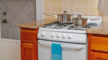 Microondas, horno, placa de cocina