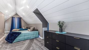 5 bedrooms, iron/ironing board, WiFi, bed sheets