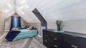 5 bedrooms, iron/ironing board, WiFi, bed sheets