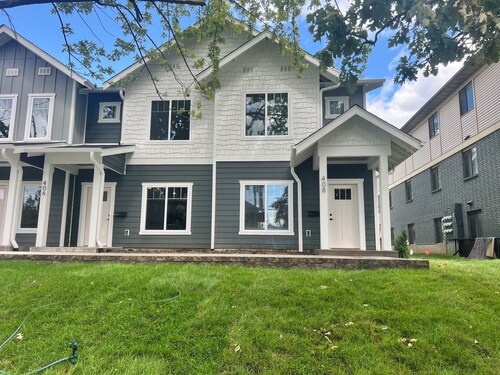 400 3 Bedroom 2 Bathroom Townhome in Iowa City