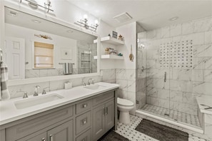 Secadora de cabello, toallas, jabón, papel de baño