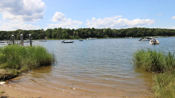 Beach - 3 Bedroom house in Cotuit with screened porch and bay view (Barnstable)