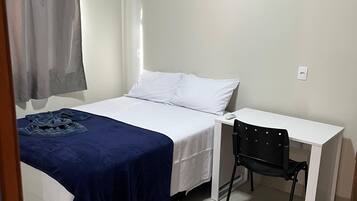 Tabla de planchar con plancha, wifi y ropa de cama