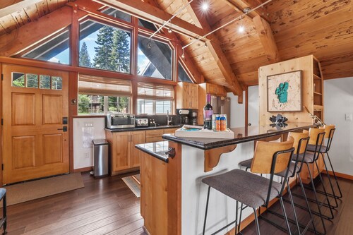 4BR Tahoe Cabin w/ Hot Tub, BBQ & Ping Pong Next to Lake & Paige Meadows Trails