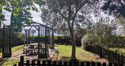 Podere Isabella - Oak Apartment with fenced garden and barbecue