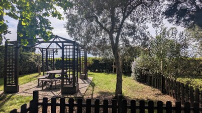 Podere Isabella - Oak Apartment with fenced garden and barbecue