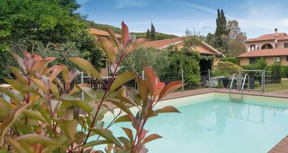 Podere Isabella - Oak Apartment with fenced garden and barbecue