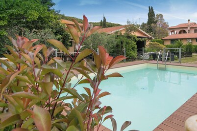 Podere Isabella - Oak Apartment with fenced garden and barbecue