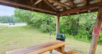 < 1 mile from Thumb Lake, Cozy cabin in charming Thumb Lake area.
