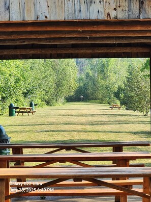 Outdoor dining - Cabin in wooded setting, safe, charming, Thumb Lake, Snowmobile, icefish, Boyne (Vanderbilt)