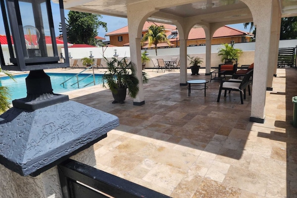 Utendørsbasseng, bassengtelt (inkludert) og solsenger