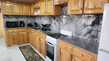 Luxus apartman, 3 hálószobával, teraszos udvar, kilátással az udvarra | Privát konyha | Nagyméretű hűtő/fagyasztó, mikrohullámú sütő, sütő és főzőlap