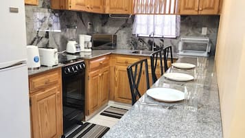 Luxury Apartment, 2 Bedrooms, Patio, Courtyard View | Private kitchen | Full-sized fridge, microwave, oven, stovetop