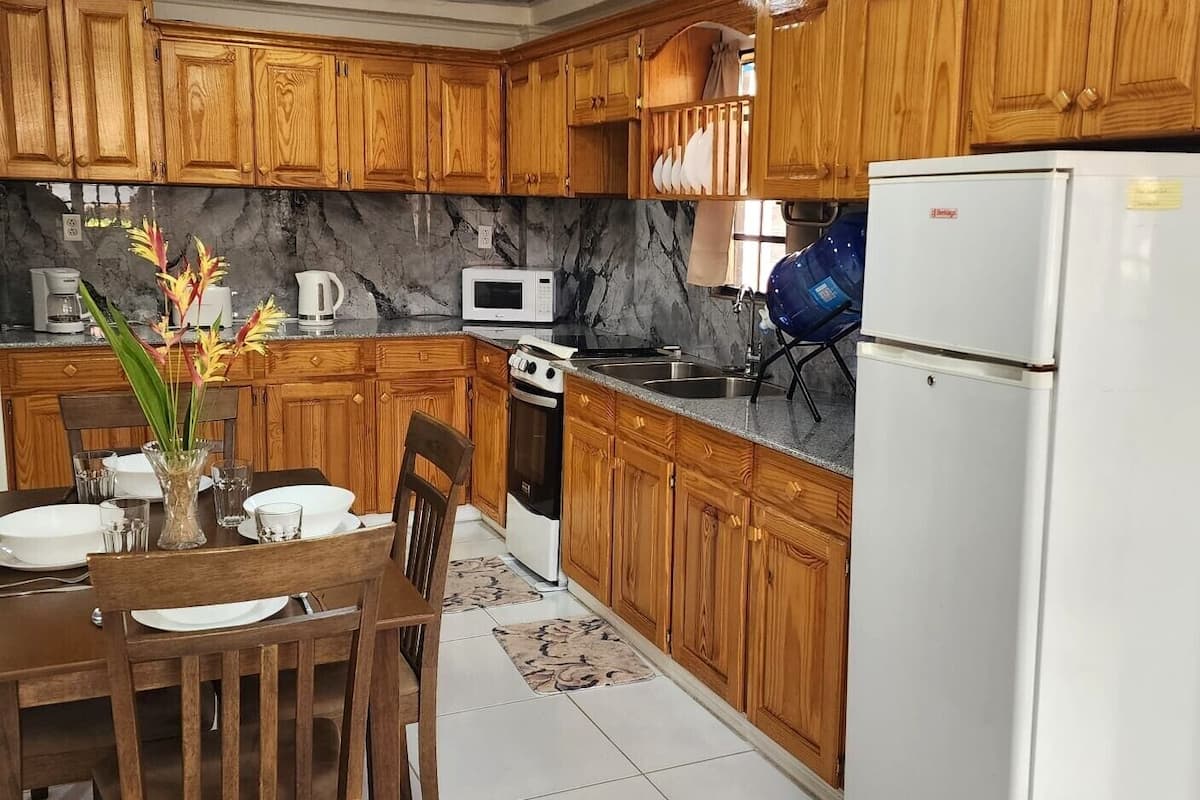 Frigorifero con congelatore, microonde, forno, piano cottura