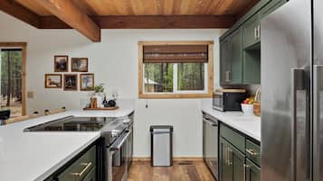 Microondas, horno, parrilla de estufa y lavavajillas