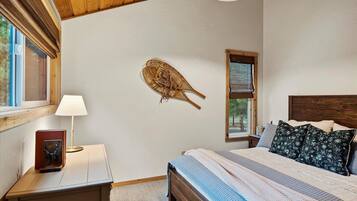 Tabla de planchar con plancha, internet y ropa de cama