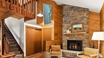 Televisión y chimenea