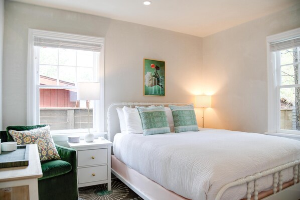 3 bedrooms, desk, iron/ironing board, travel cot