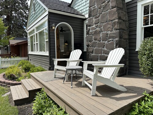 Modern bungalow charm! Steps to downtown & the surf wave, salt water hot tub!