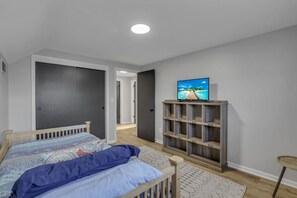4 bedrooms, iron/ironing board, WiFi