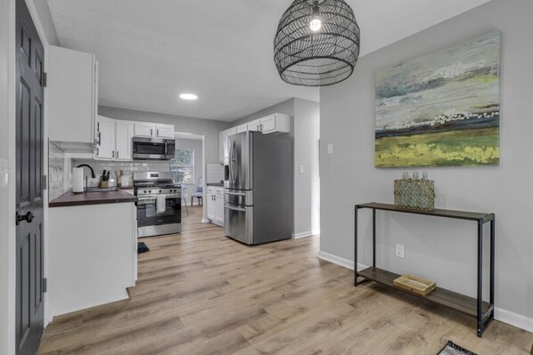 Fridge, microwave, oven, dishwasher - Columbus Central Cottage (Columbus)