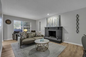 Smart TV, fireplace - Columbus Central Cottage (Columbus)