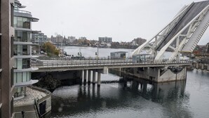 Ein modernes Gebäude mit Glasfassade und Blick auf das Wasser.