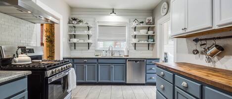 Microondas, horno, placa de cocina, lavavajillas