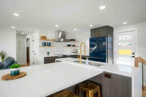 Refrigerador, microondas, horno, placa de cocina